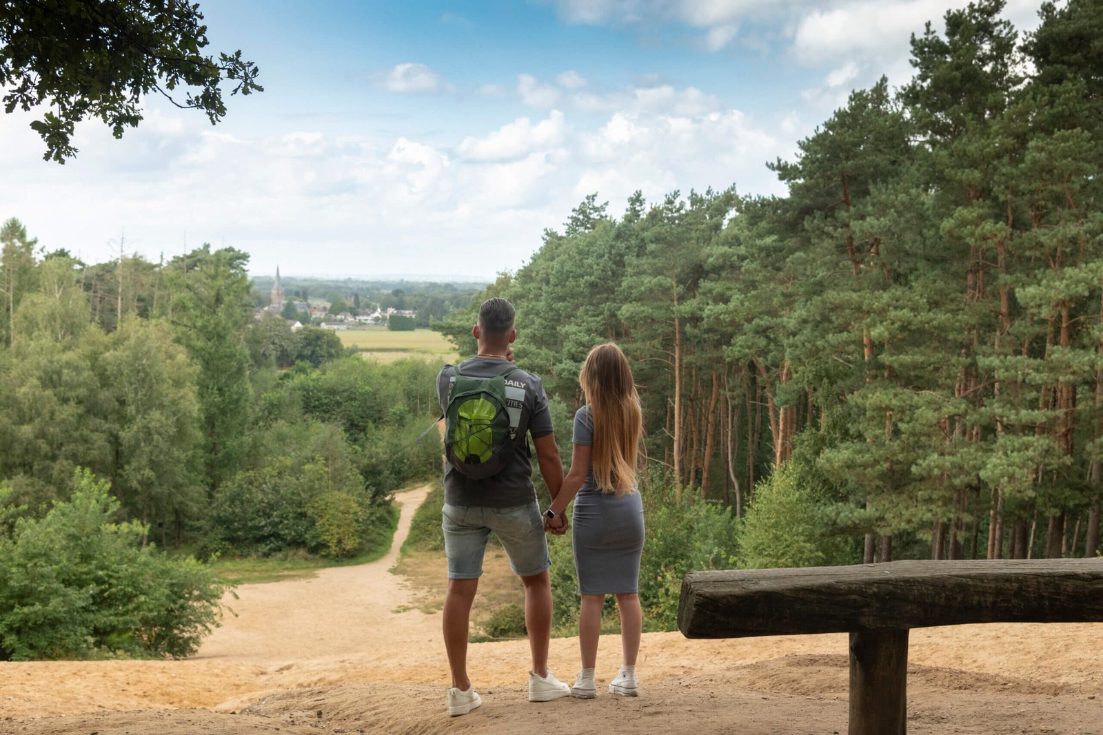 Wandelaars met uitzicht over het Bergherbos bij Beek